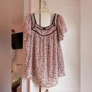 Torrid, Crinkle Chiffon Sheer Flutter Sleeve Purple Floral Top, Size 1 (14/16)